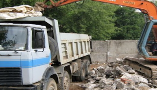 Вывоз строительного мусора с участка в Югорске недорого от 1566 руб. | 2Землекопа-Югр